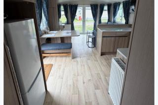 Billing Aquadrome 2-Bed Caravan Sleeps 6 Parking - 5