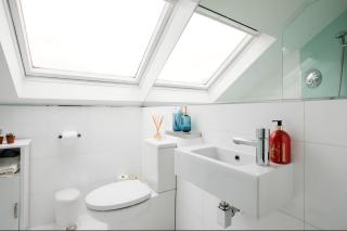 Luxury Kingsize Loft Ensuite in super central Clapham Jn Mins to Victoria, Waterloo, Gatwick - 8
