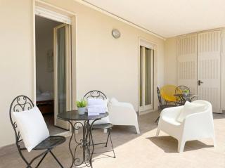 SkyGate Green Airport Terrace Suite - 5