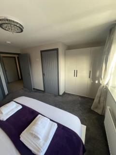 Modern 4Bed Home Durham Sleeps 8 Parking & WiFi - 4