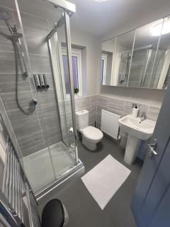 Modern 4Bed Home Durham Sleeps 8 Parking & WiFi - 1