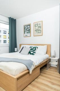 Rentero Bright New Apartment with Balcony Near O2 Arena - 8
