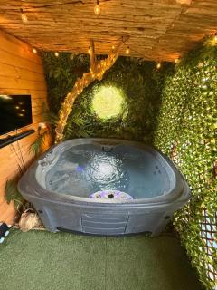 Woodland Escapes Glamping - Lake View - 8