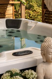 Moment's in Nature Vineyard Bungalows Pool & Jacuzzi - 3