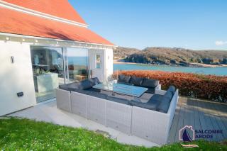 Luxury Estuary Views & Parking - Woodcot Cottage - 0