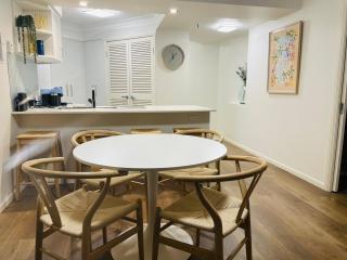 Heated Pool, Spa, Walk to Beach Broadbeach - 9