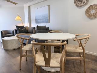 Heated Pool, Spa, Walk to Beach Broadbeach - 4
