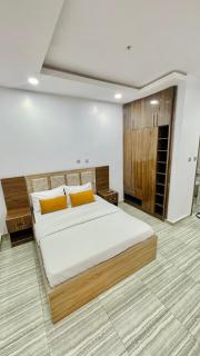 Stylish 3 Bedroom Apartment in Enugu with Fast WiFi, A C, power - 1