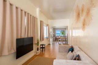 Villa Nalyn 3BR Beachfront House with Sunset View - 8