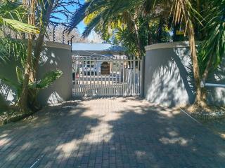 Feathers Guest House - 0
