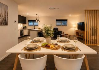 Villa1 New Modern Walk to shops 10min Airport CBD - 9