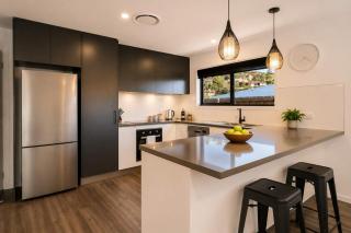 Villa1 New Modern Walk to shops 10min Airport CBD - 5