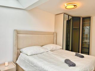 Luxury Stylish Apartment with Balcony & Free Parking - 5