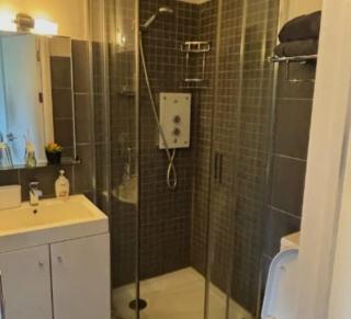 Modern Ensuite Cozy Bathroom Next to All Transport - 6