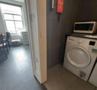 Modern Ensuite Cozy Bathroom Next to All Transport - 1