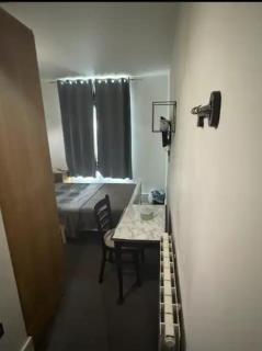 Modern Ensuite Cozy Bathroom Next to All Transport - 9