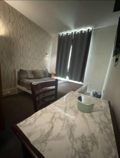 Modern Ensuite Cozy Bathroom Next to All Transport - 0