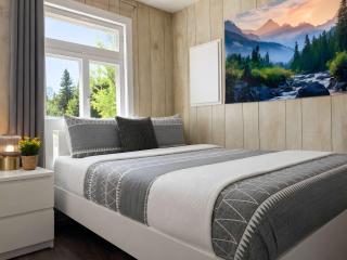 Relaxing Chalet Getaway with Spa Fireplace & BBQ - 6