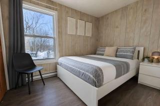 Relaxing Chalet Getaway with Spa Fireplace & BBQ - 5