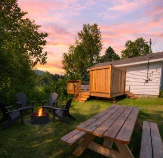Relaxing Chalet Getaway with Spa Fireplace & BBQ - 9