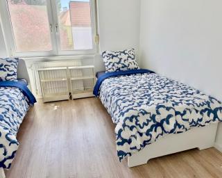 Cosy Apartment with Free Parking Near U1 Metro - 9