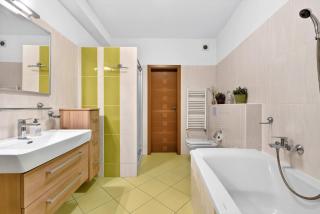 Family Stay in Old Town with Private Parking - 3