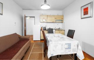 Gorgeous Apartment In Porec With Wifi - 9