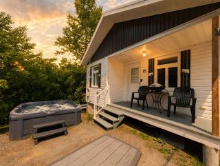 Chic Shack with spa - near Massif Charlevoix & MSA - 0