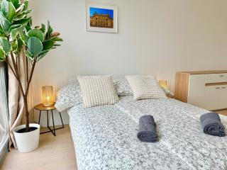 Modern Apartment with Free Parking - 0