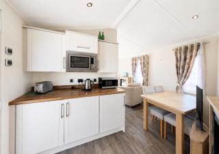 Lovely 6 Berth Caravan At Suffolk Sands Holiday Park Ref 45010Mv - 1