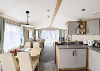 Stunning 6 Berth Caravan At Suffolk Sands Holiday Park Ref 45031G - 1