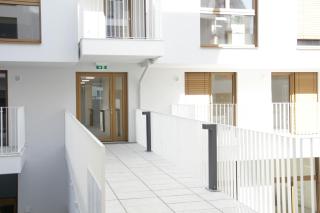 Luxury Stylish Apartment with Garden & Free Parking - 3