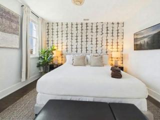 Boho City Escape Parking Balcony - 3