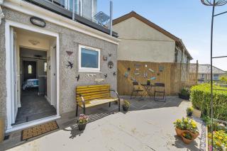 Studio Sleeps 2 with Parking and Garden - 2