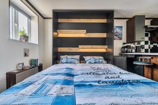 Studio Sleeps 2 with Parking and Garden - 1