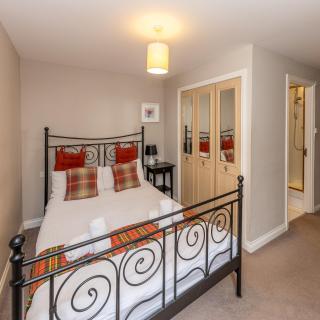 Next to the Palace and Royal Mile with parking - 3