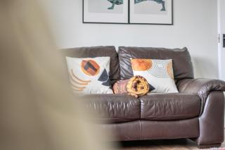 Bright Esher Home with Free Parking - Pass the Keys - 5