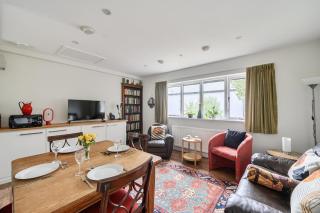 Bright Esher Home with Free Parking - Pass the Keys - 3