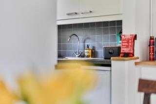 Bright Esher Home with Free Parking - Pass the Keys - 2