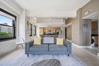 Stylish High-Rise Loft in Downtown Detroit City Views - 3
