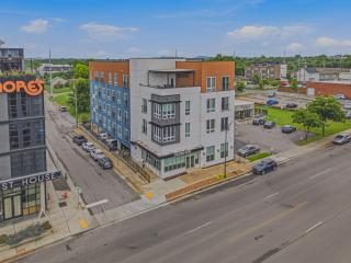 Jolene on Main 402 - 7