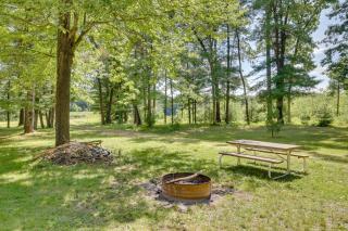 Near Trails, Lakes, Parks! Country Cabin - 8
