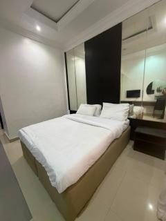Max Opal - One Bedroom Apartment - 9