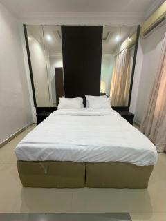 Max Opal - One Bedroom Apartment - 5