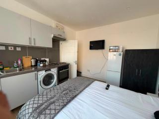 Raynes park family apartment - 0