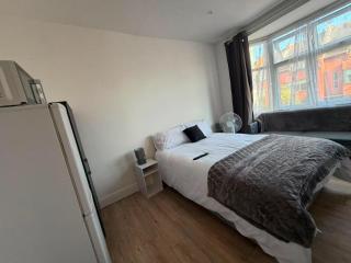 Raynes park family apartment - 4