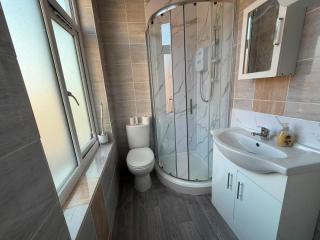 Raynes park family apartment - 2