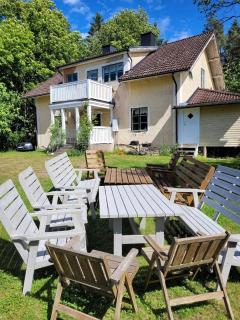 Lantligt sommarhus nära sjö - 0