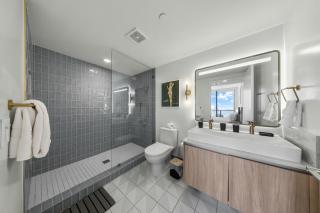 Modern 2BR at Natiivo - High Floor - Rooftop Pool - Downtown - 2
