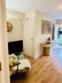 2 Bed Retreat by Lake, Hotel and Golf Course - 6
